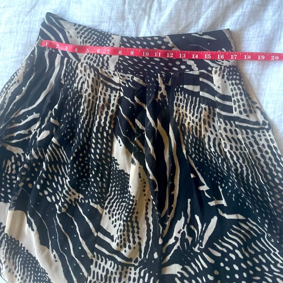 Mix Nouveau • Beautiful Skirt With a Unique Design - Picture 5 of 7